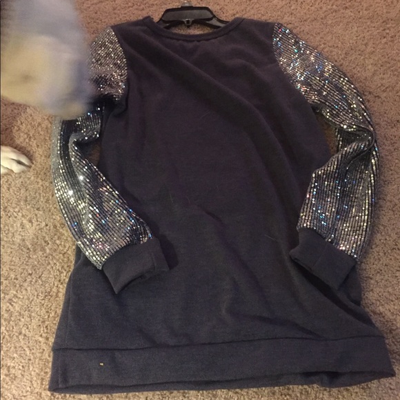 💰💰SOLD💰💰 Boutique reindeer top w/ sequins! - Picture 3 of 8
